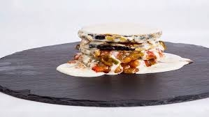 RESTAURANTE CATACALDOS Milhojas de berenjena con salsa de roquefort
