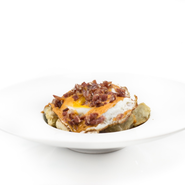 RESTAURANTE CATACALDOS Alcachofas fritas con salsa romescu y jamón ibérico